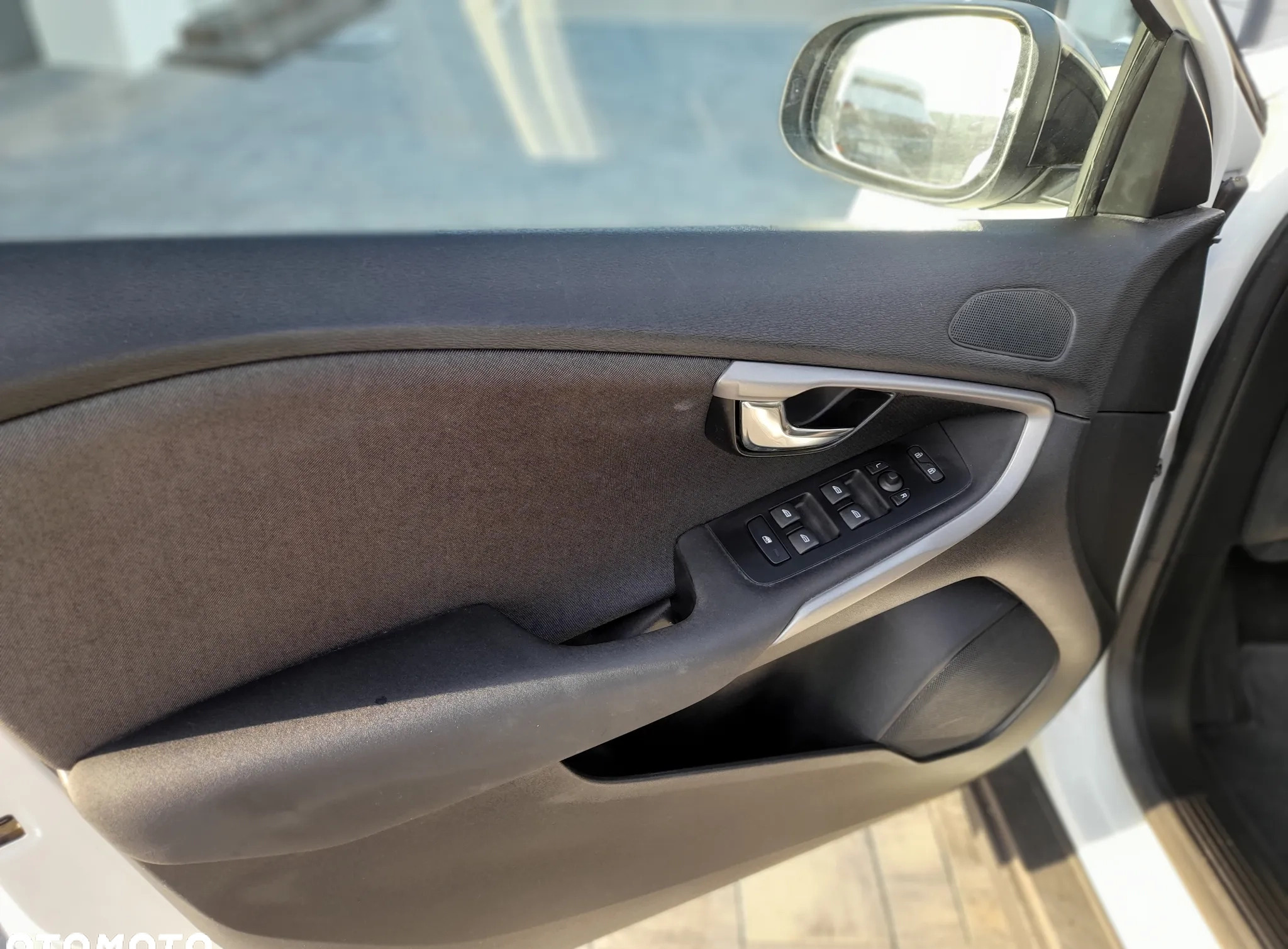 Volvo V40 cena 44900 przebieg: 158000, rok produkcji 2015 z Wołomin małe 172